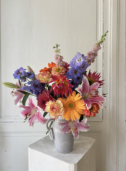 Fleuriste composant un bouquet à la main